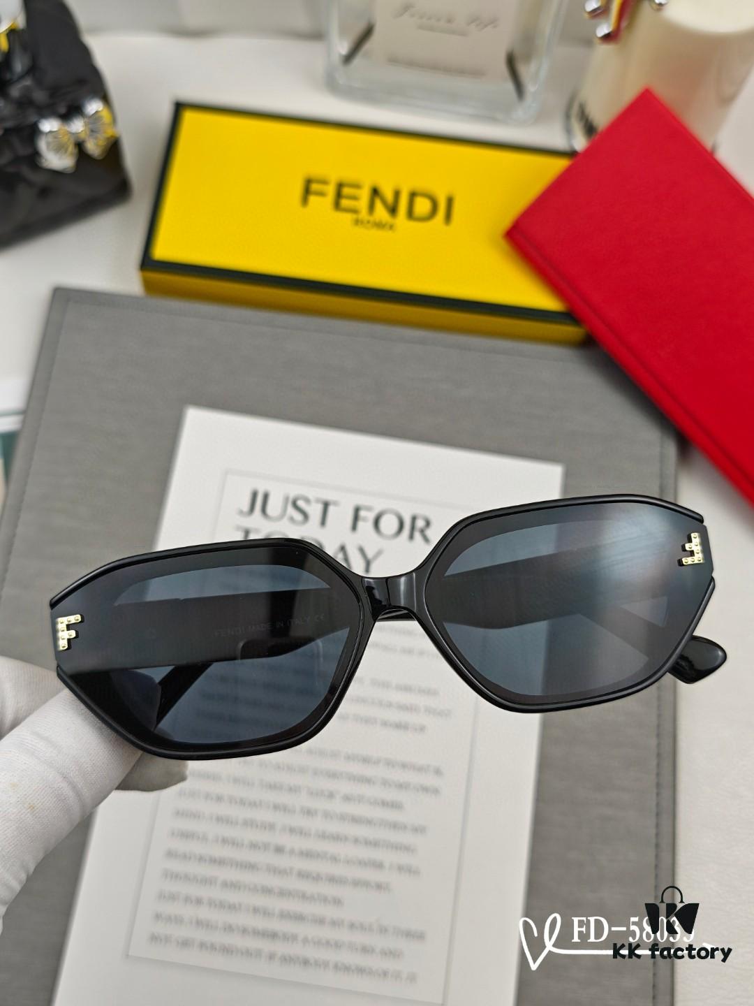 FENDI Italy | Polarized Sunglasses with TR90 Frame and Polarloid Resin Lenses