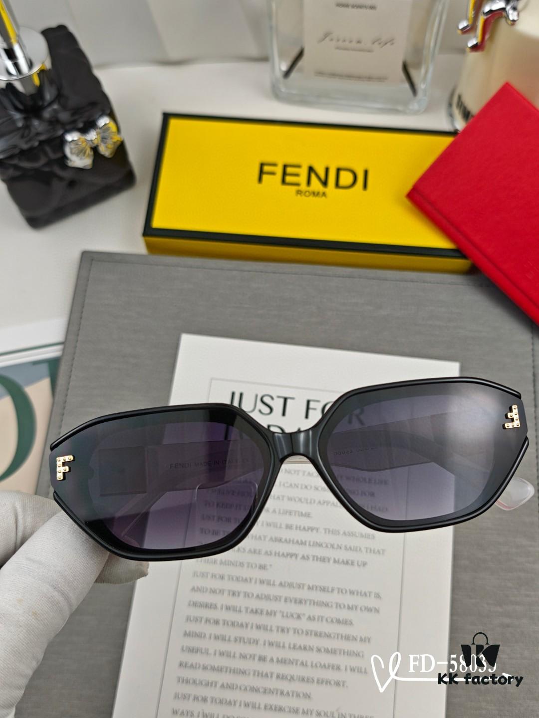 FENDI Italy | Polarized Sunglasses with TR90 Frame and Polarloid Resin Lenses