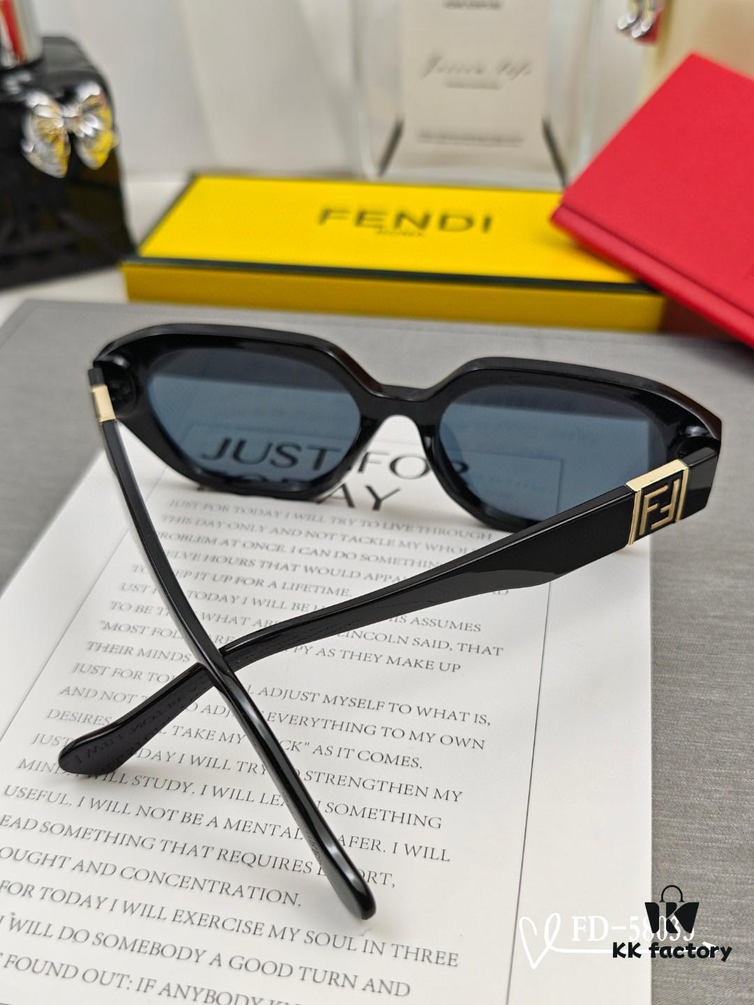 FENDI Italy | Polarized Sunglasses with TR90 Frame and Polarloid Resin Lenses