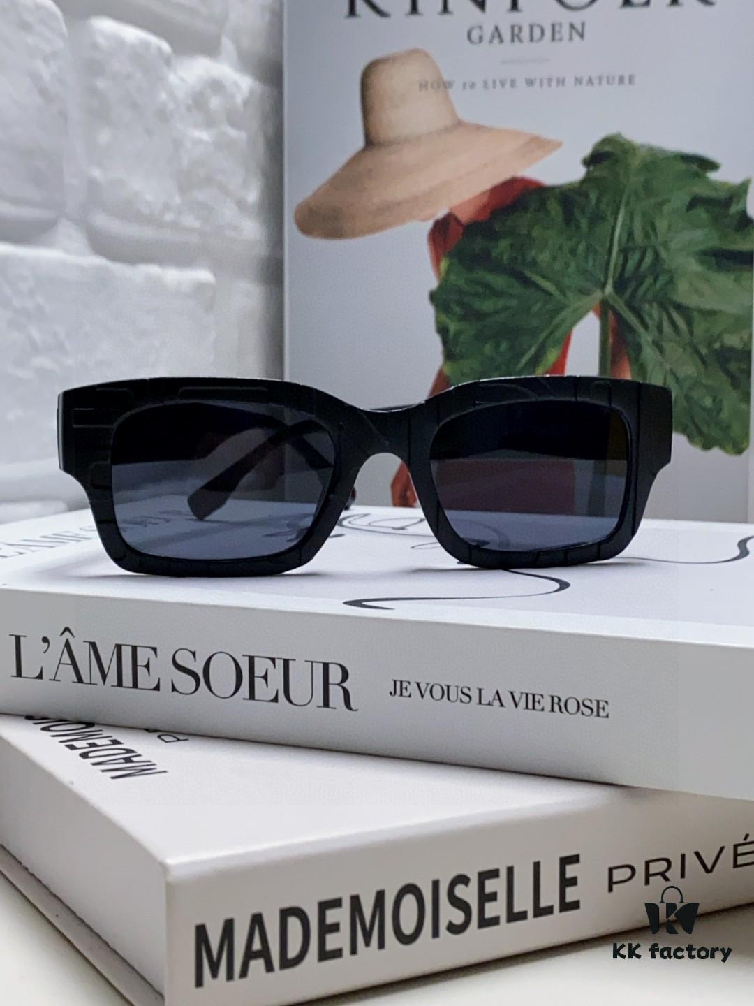 FENDI 2025 New Square Sunglasses, Trendy Hip-Hop Style Alphabet Design, Instagram-Worthy Street Snap Shades