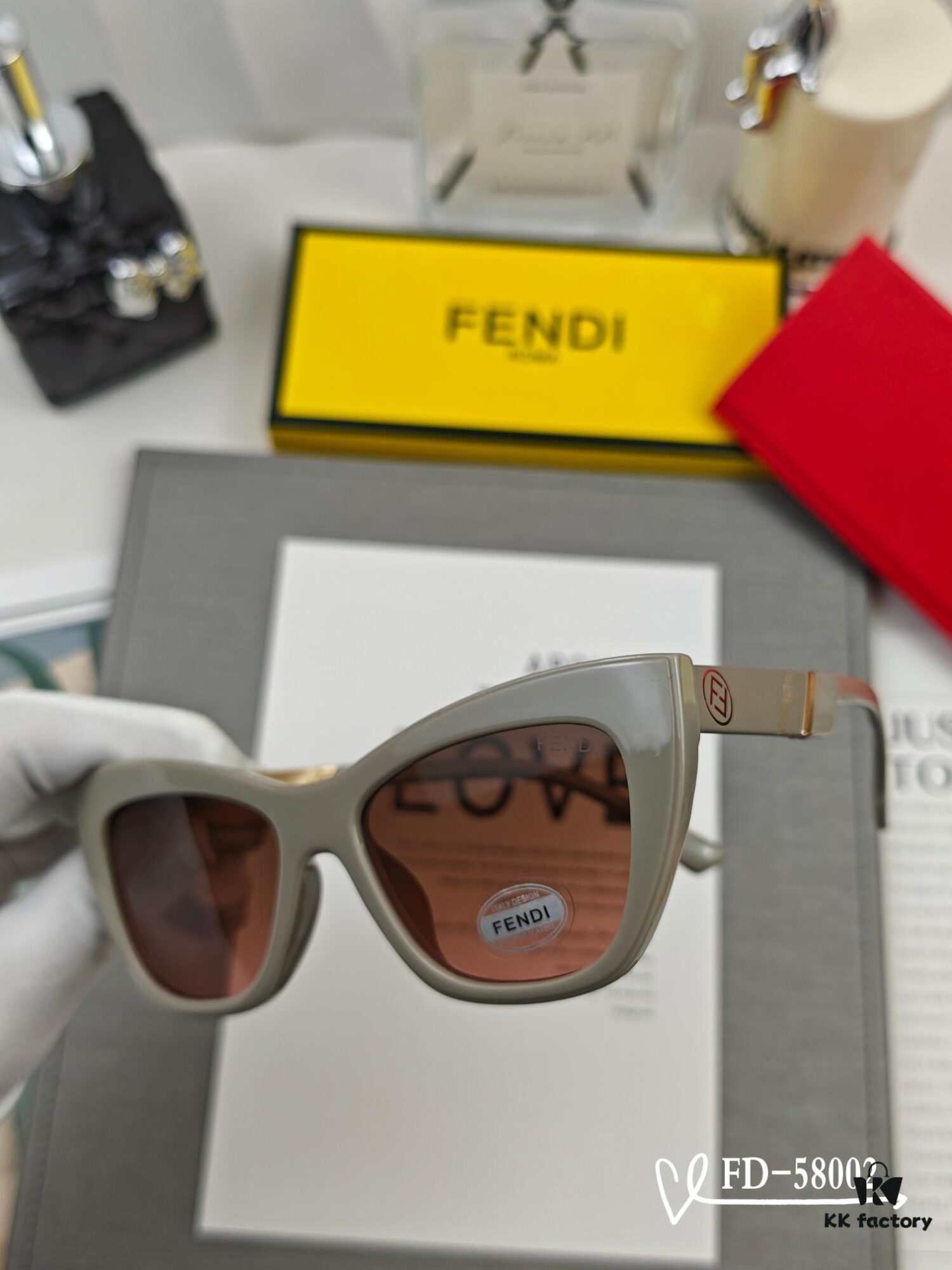 FENDI Italy | Polarized Sunglasses with TR90 Frame and POLAROID Lens