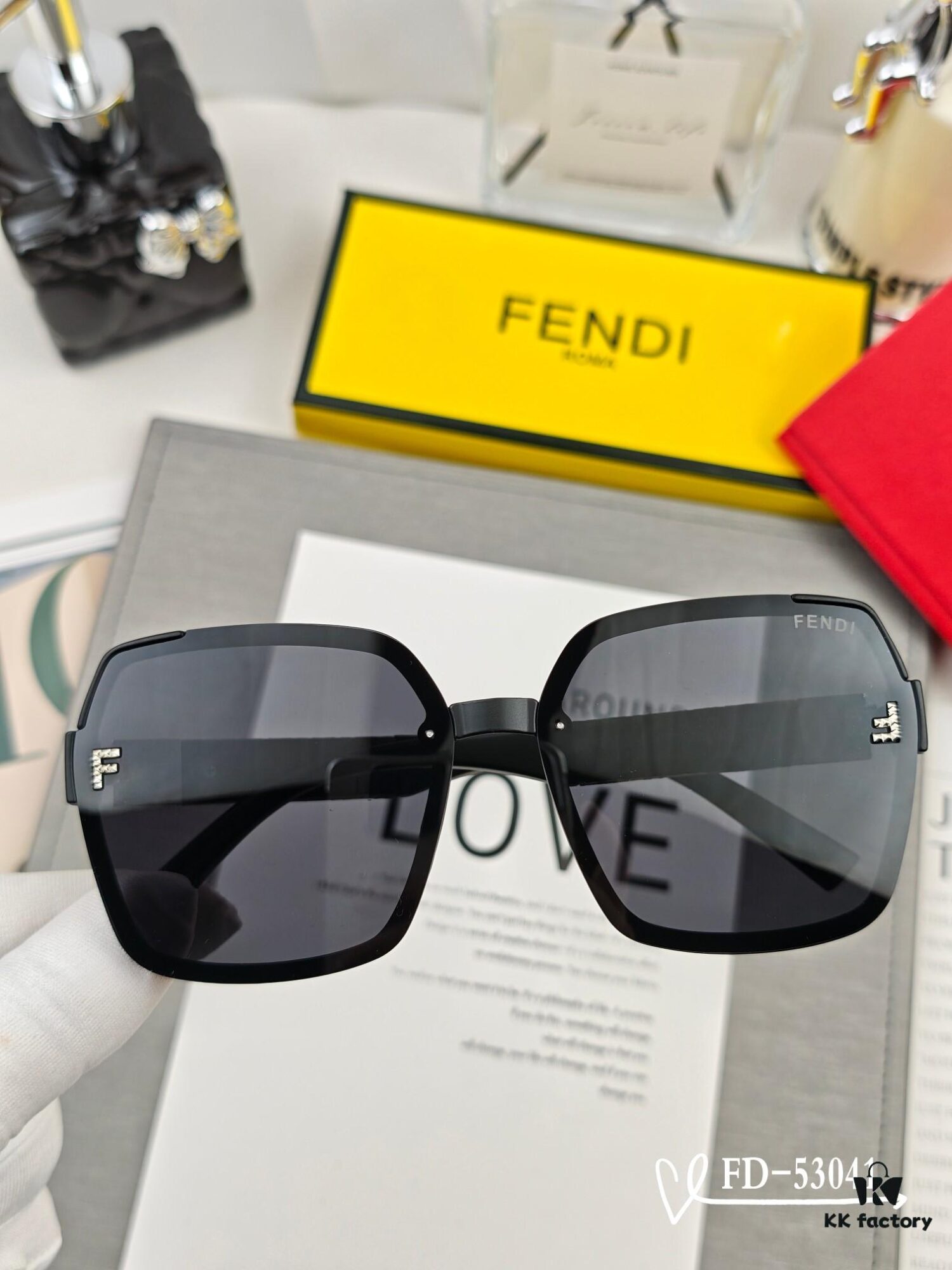 Italian FENDI New Arrival Sunglasses Model 53041 with Polarized Lenses, Lightweight TR90 Frame for Comfortable Wear