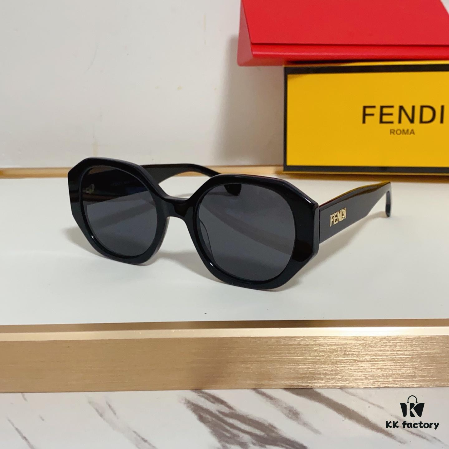 140 FENDI* FE40118 Sunglasses