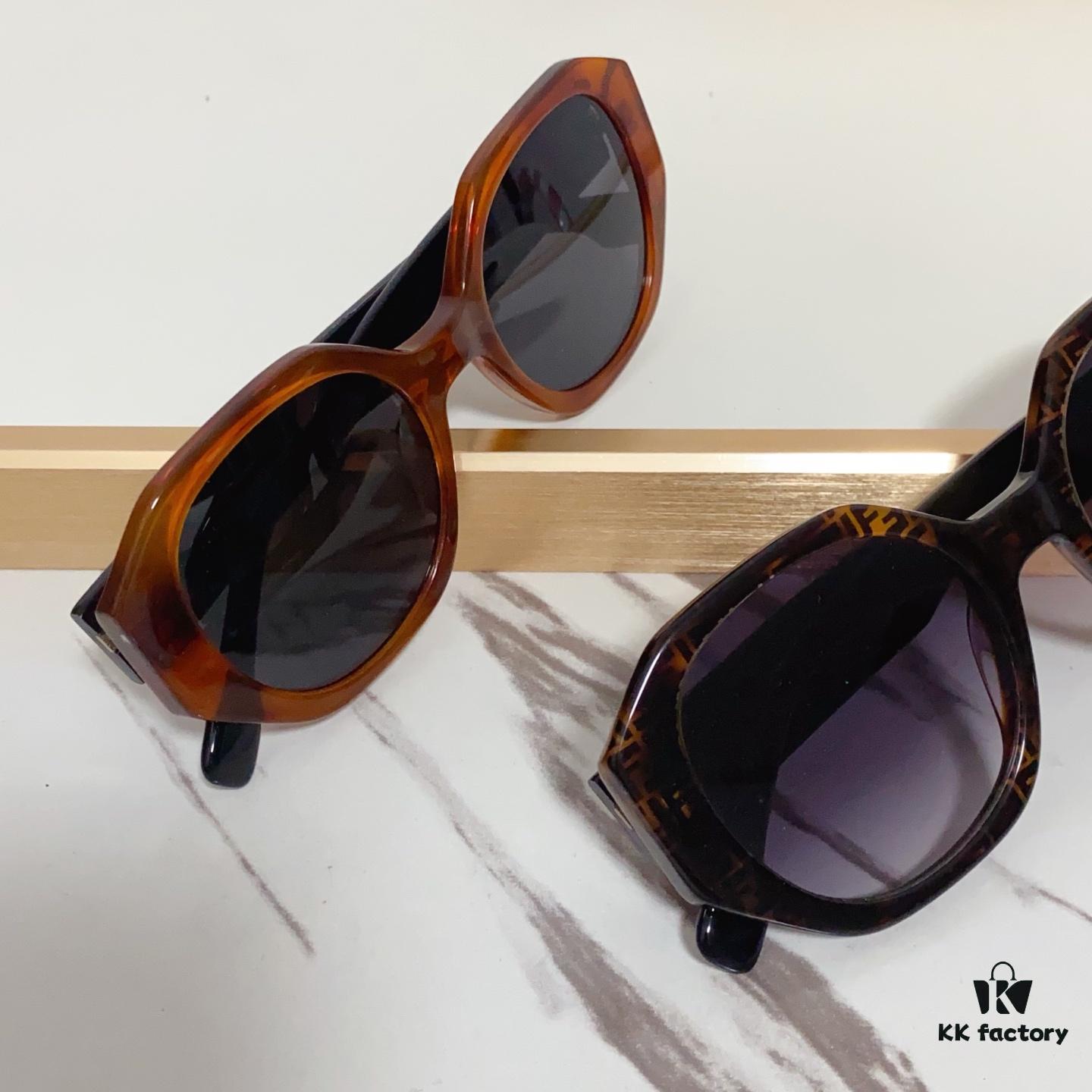140 FENDI* FE40118 Sunglasses