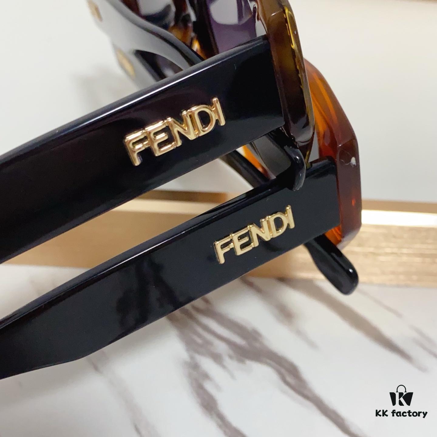140 FENDI* FE40118 Sunglasses