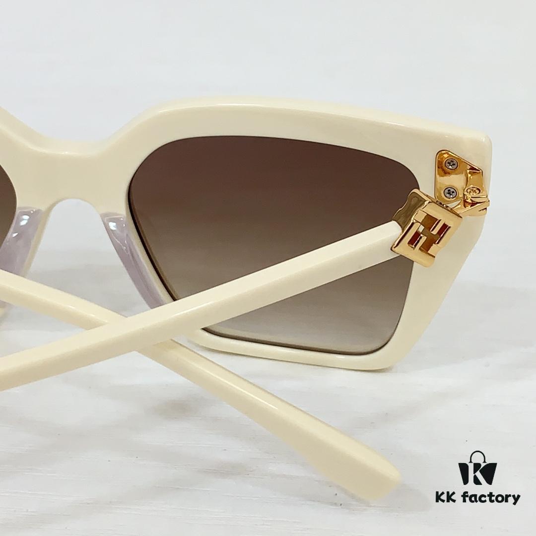 140 FENDI MODEL: FE40161I SIZE: 55□16-145 Sunglasses