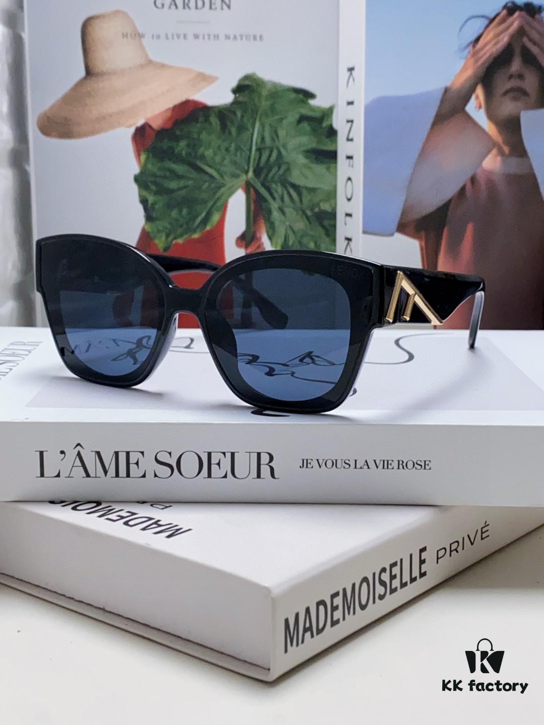 FENDI Fendi Newly Designed Logo, Minimalist and Stylish, Featuring Seamless Mirror Lenses