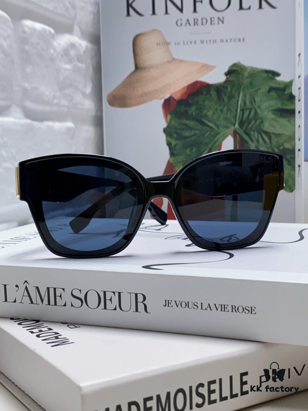 FENDI Fendi Newly Designed Logo, Minimalist and Stylish, Featuring Seamless Mirror Lenses