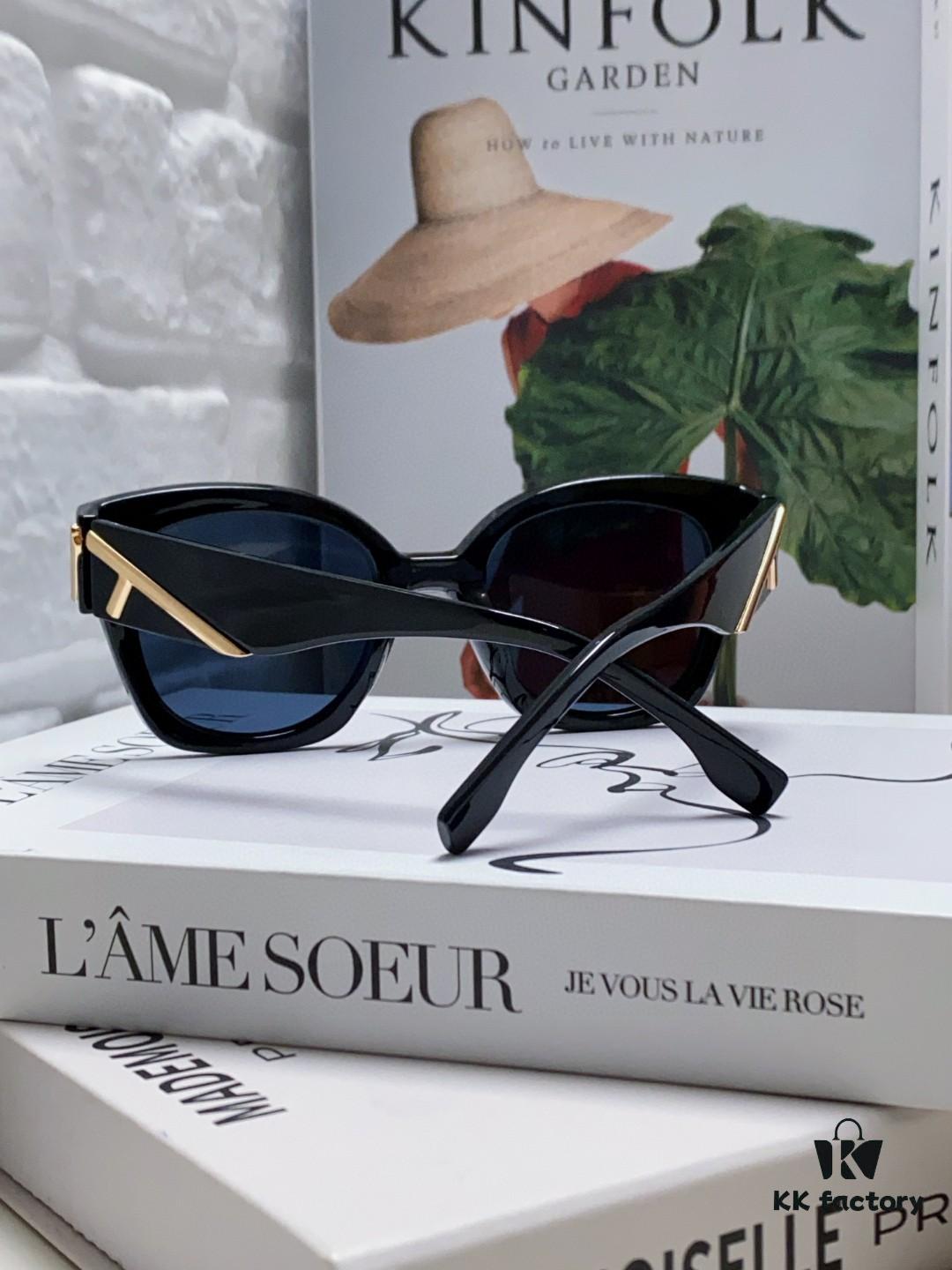 FENDI Fendi Newly Designed Logo, Minimalist and Stylish, Featuring Seamless Mirror Lenses