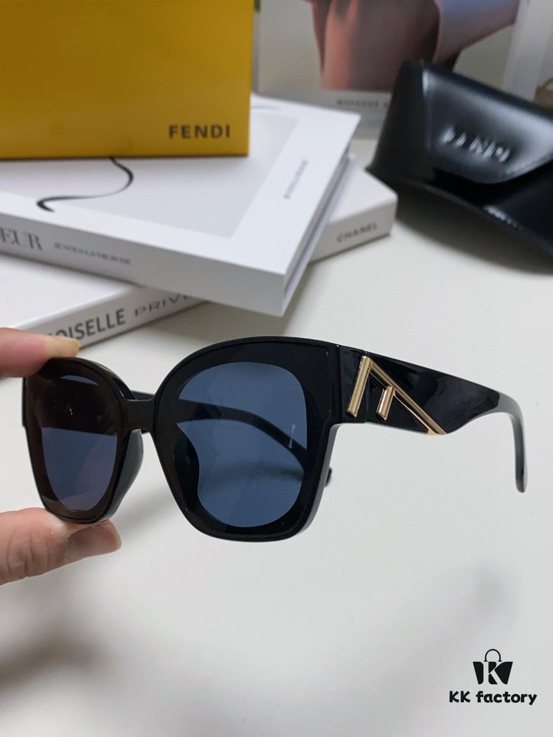 FENDI Fendi Newly Designed Logo, Minimalist and Stylish, Featuring Seamless Mirror Lenses