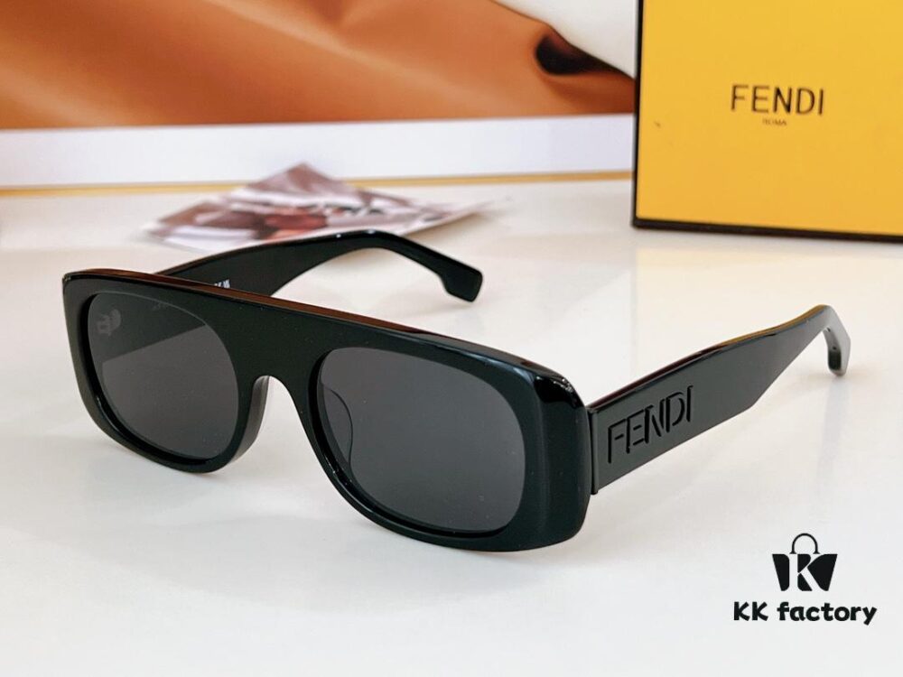 150 FENDI MODEL: FE40162I SIZE: 54□20-145
