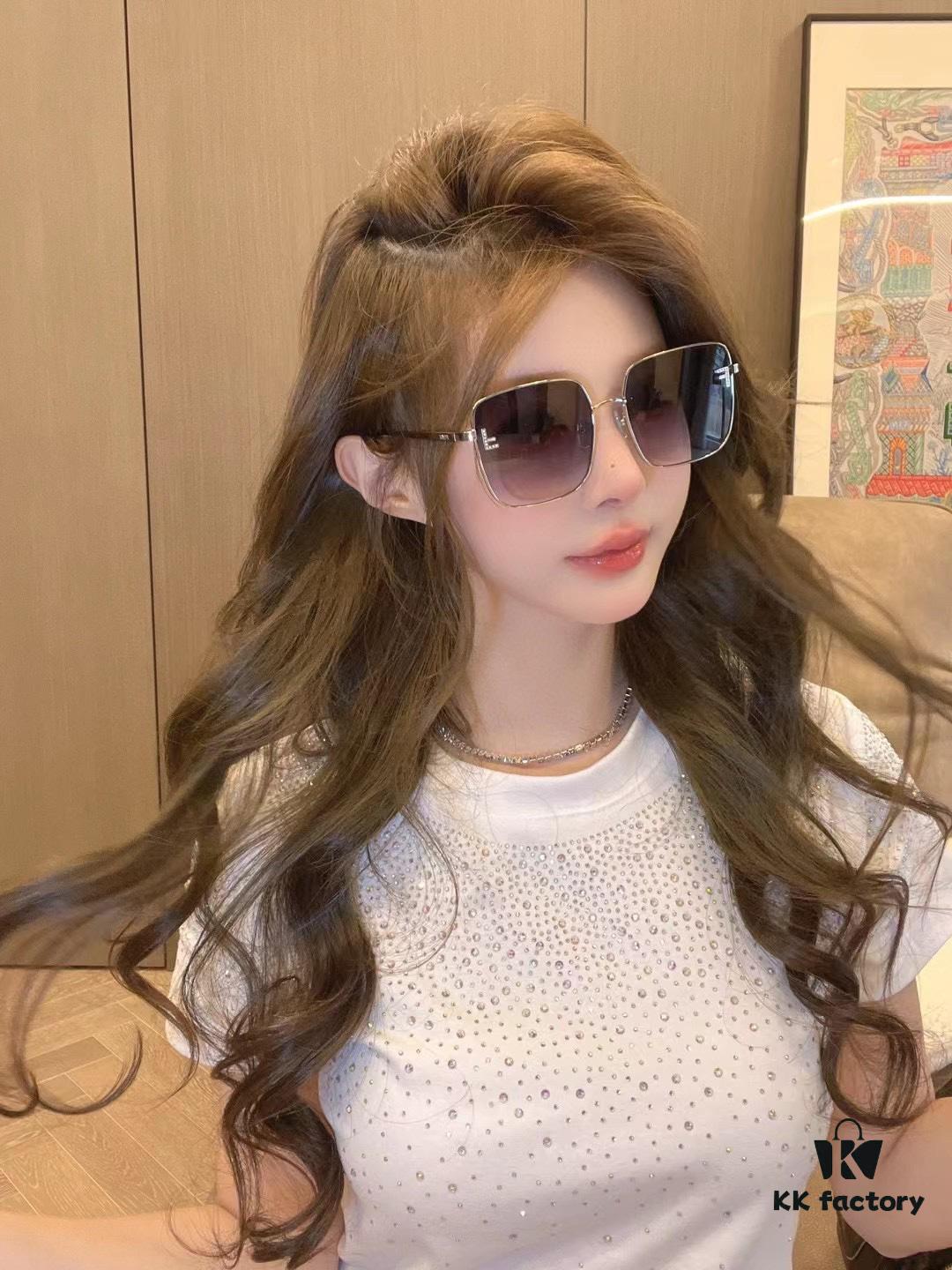 FENDI FE4076U Minimalist and Elegant Square Frame, Stylish Face-Framing Design with Mirror-Inlaid Full Rhinestone Logo