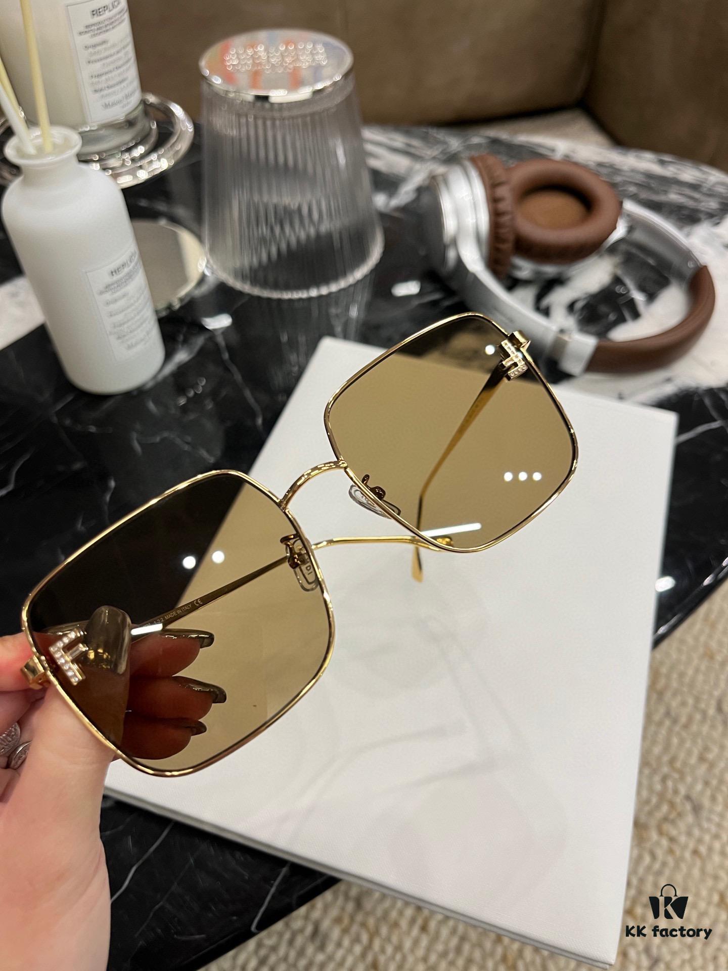 140 FENDI [FE4076U] Minimalist and Elegant Square Frame, Stylish Face-Framing Design with Mirror-Finished Full Rhinestone Letter Accents