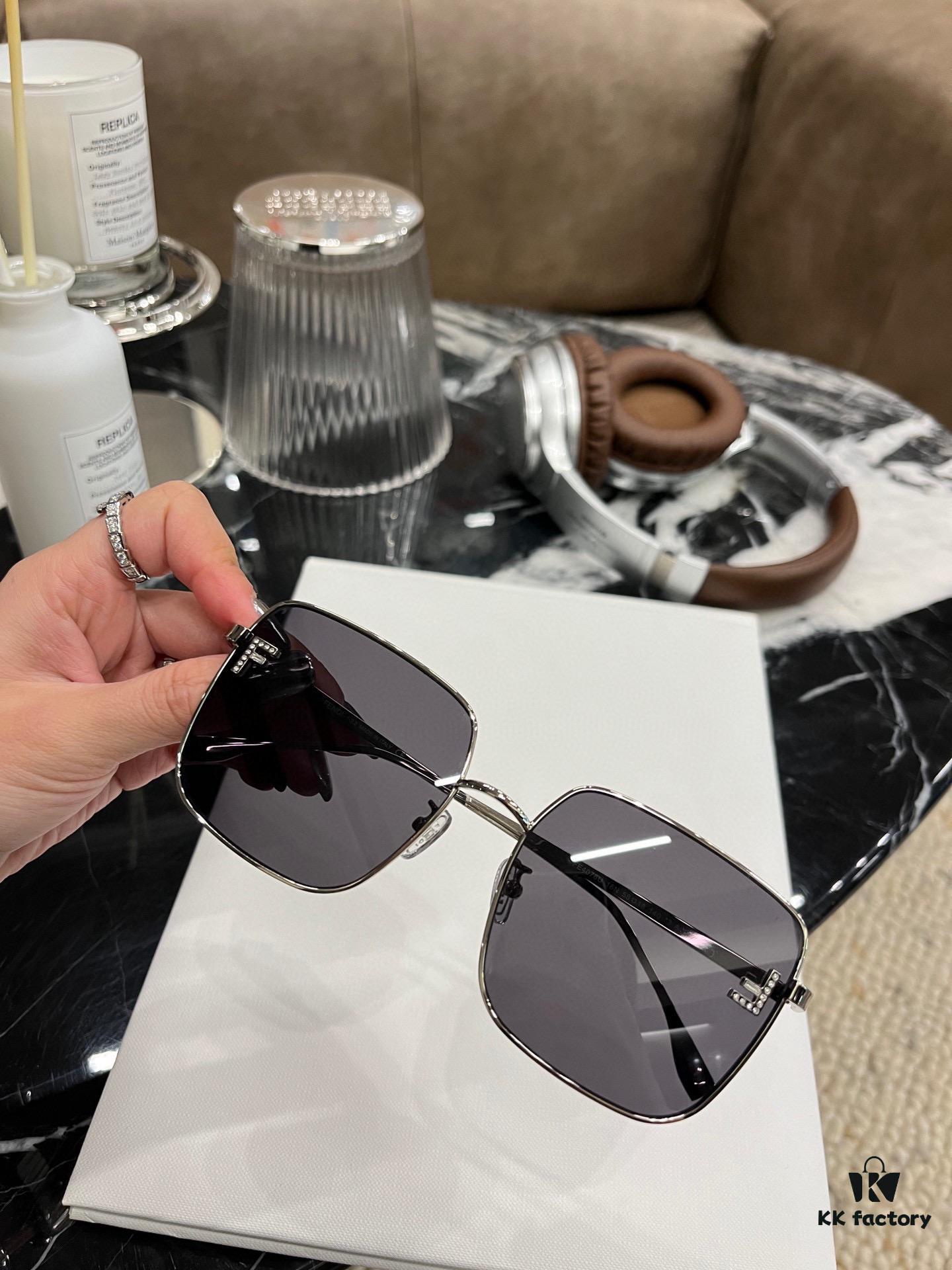 140 FENDI [FE4076U] Minimalist and Elegant Square Frame, Stylish Face-Framing Design with Mirror-Finished Full Rhinestone Letter Accents