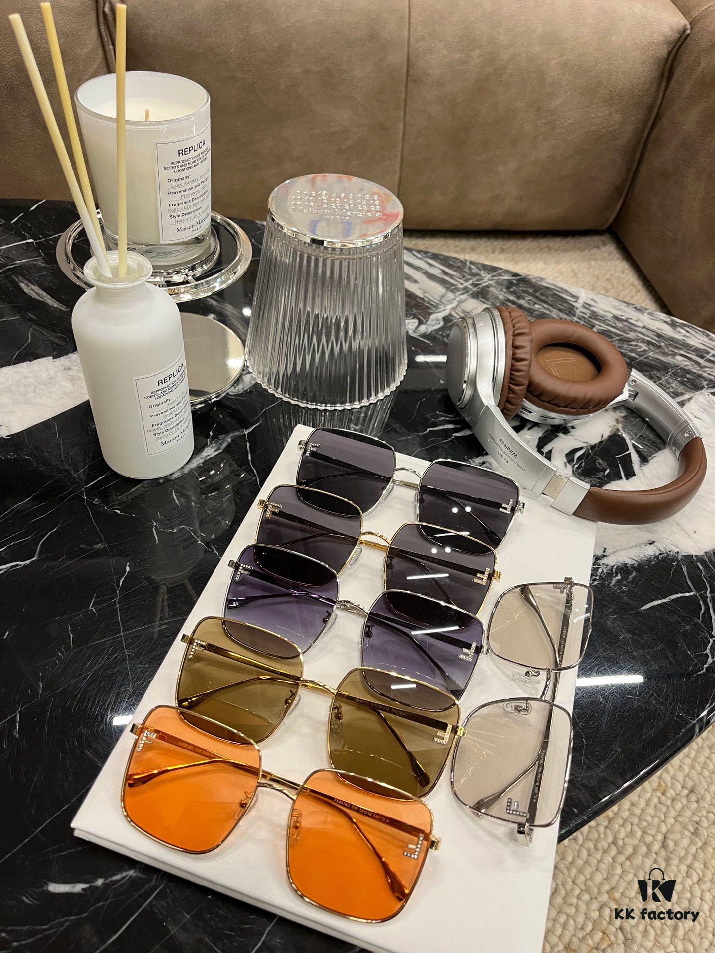 140 FENDI [FE4076U] Minimalist and Elegant Square Frame, Stylish Face-Framing Design with Mirror-Finished Full Rhinestone Letter Accents