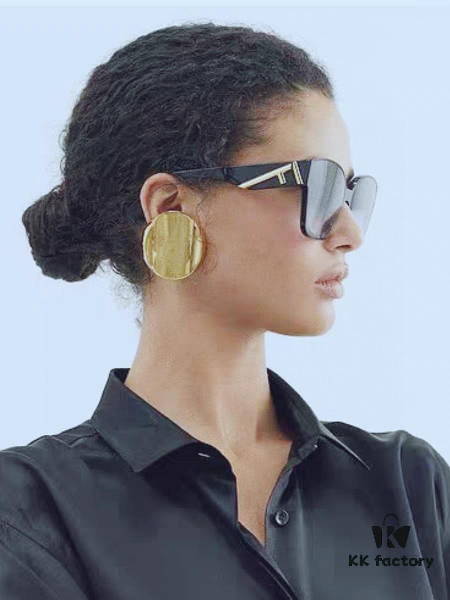 FENDI Fendi Newly Designed Logo, Minimalist and Stylish, Featuring Seamless Mirror Lenses