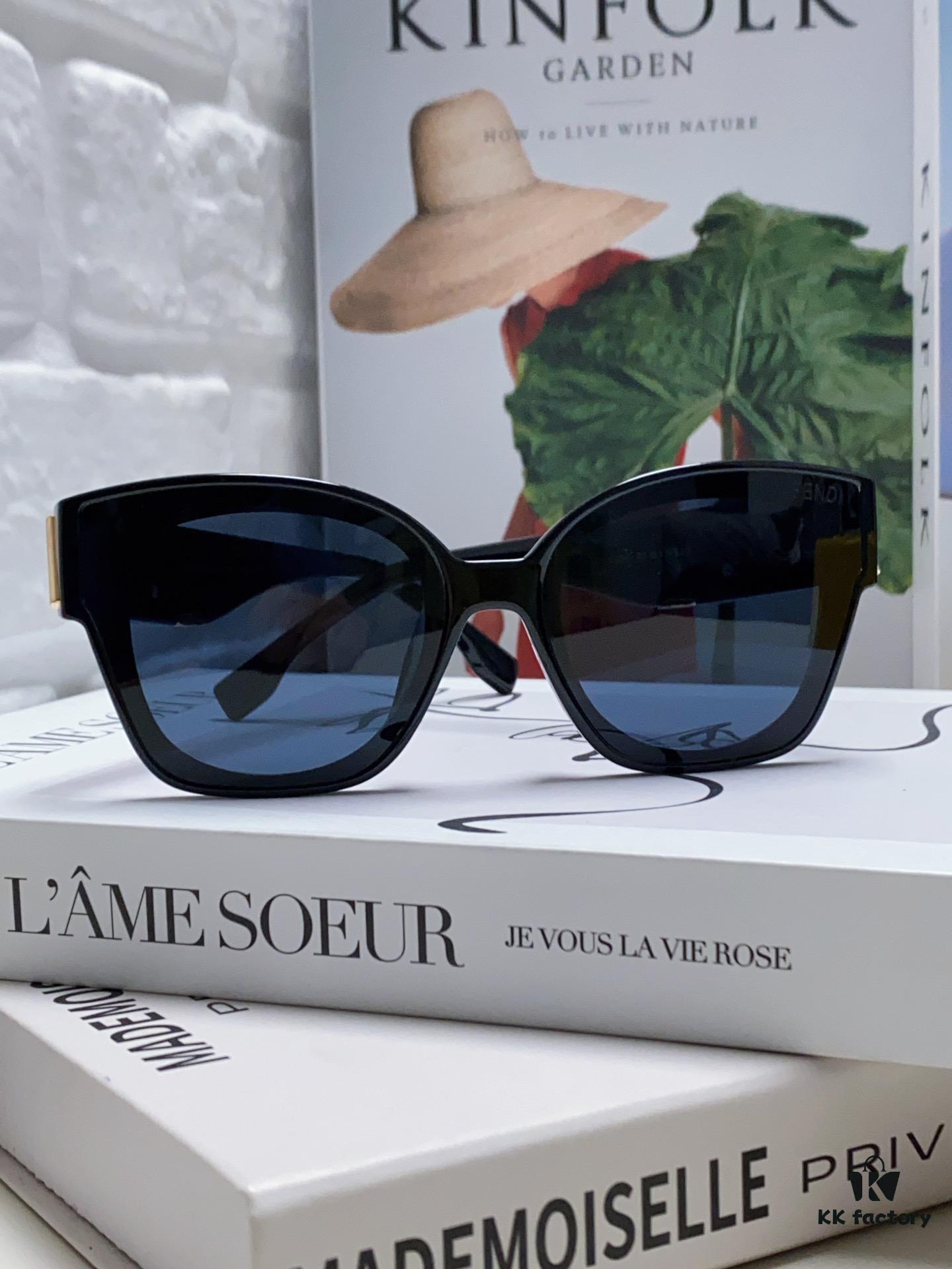 FENDI Fendi Newly Designed Logo, Minimalist and Stylish, Featuring Seamless Mirror Lenses