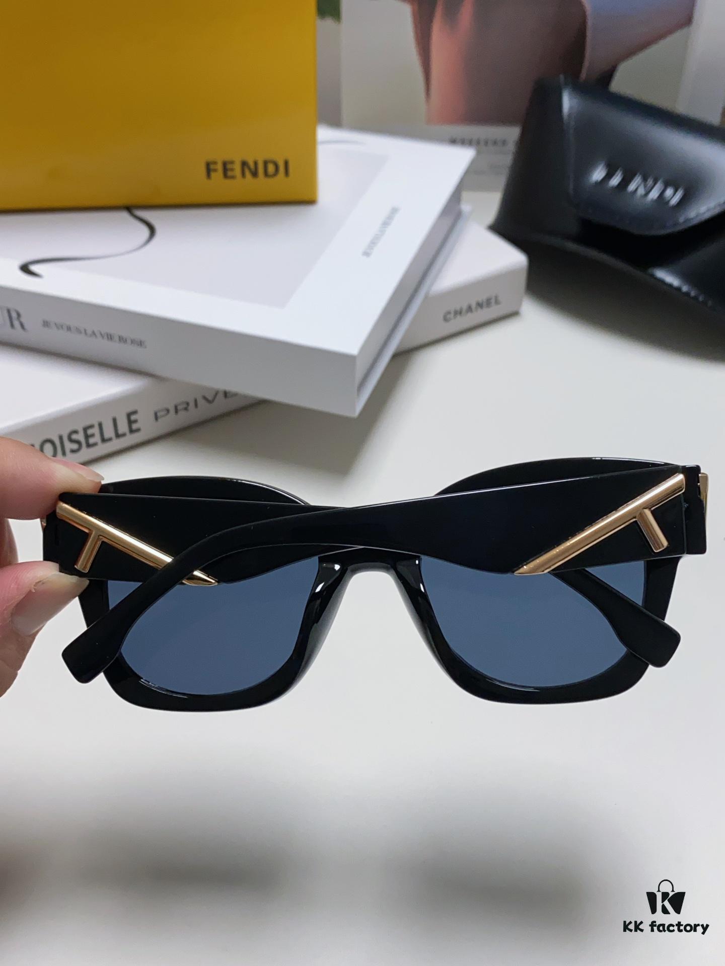 FENDI Fendi Newly Designed Logo, Minimalist and Stylish, Featuring Seamless Mirror Lenses