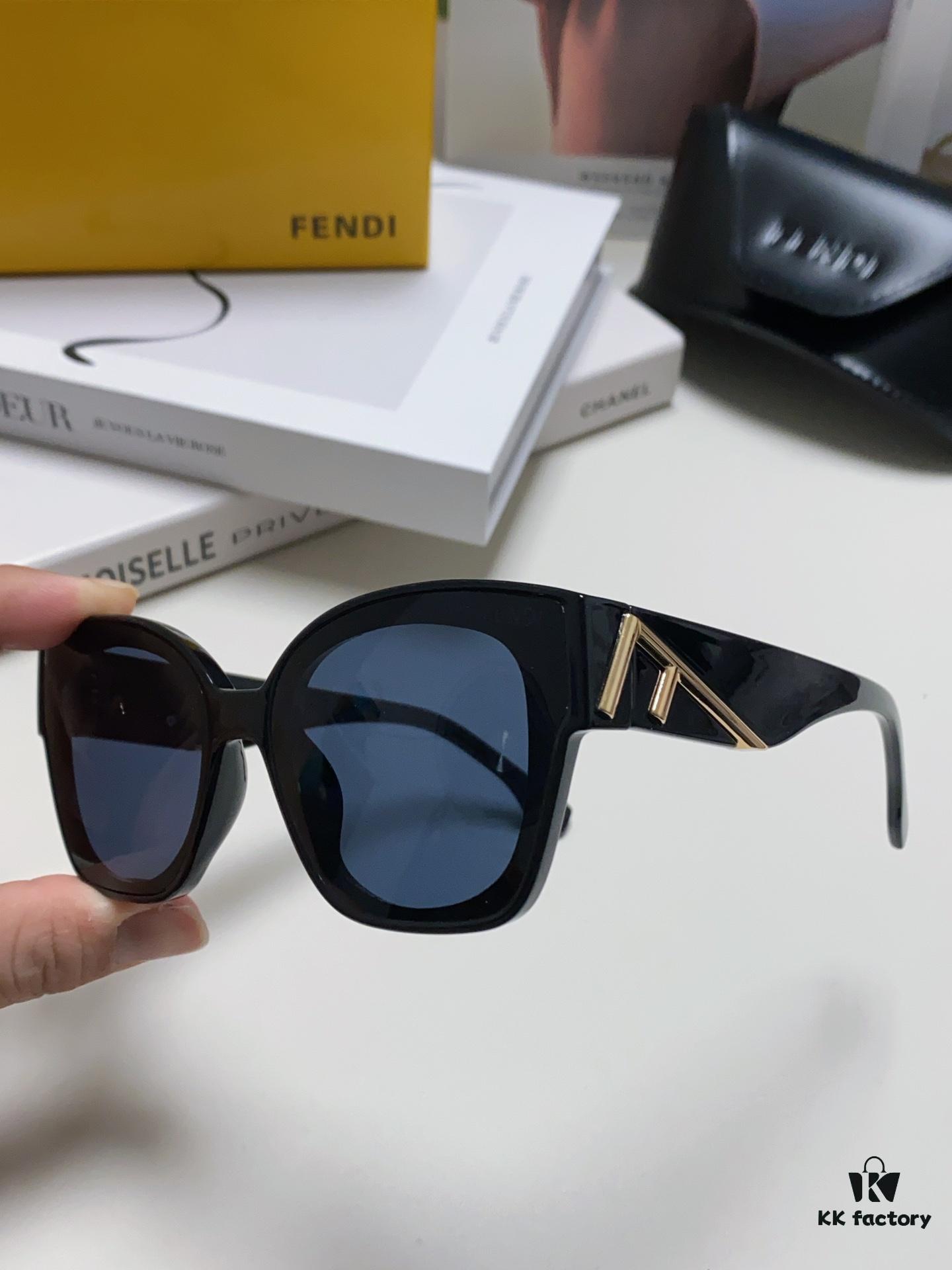 FENDI Fendi Newly Designed Logo, Minimalist and Stylish, Featuring Seamless Mirror Lenses