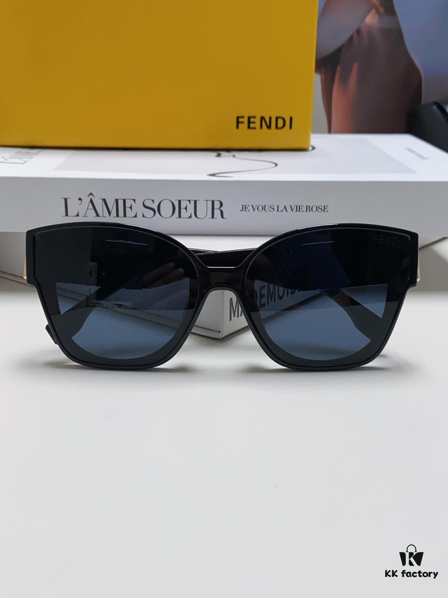 FENDI Fendi Newly Designed Logo, Minimalist and Stylish, Featuring Seamless Mirror Lenses