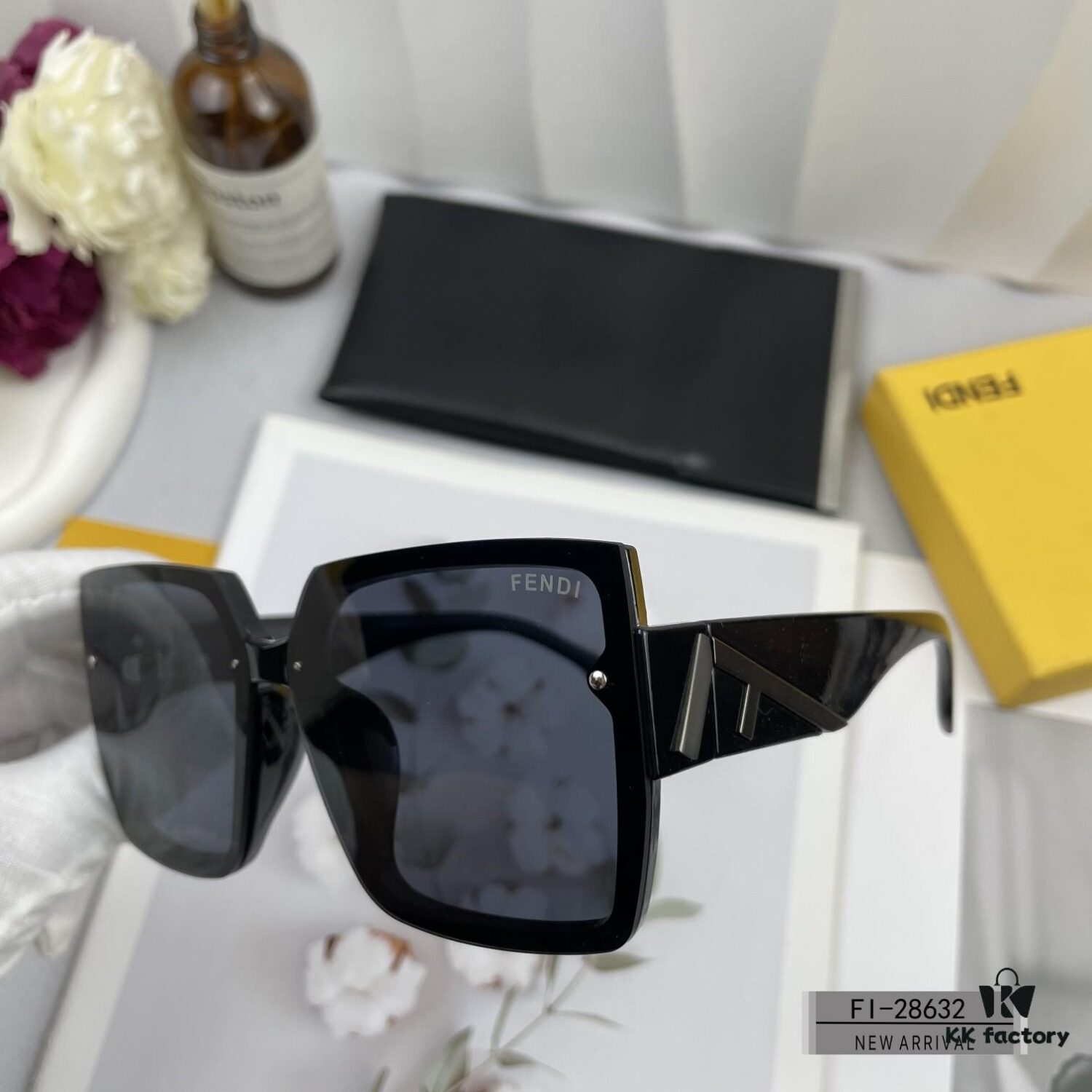 FENDI Italy | Polarized Sunglasses with TR90 Frame and Polarlite Lens