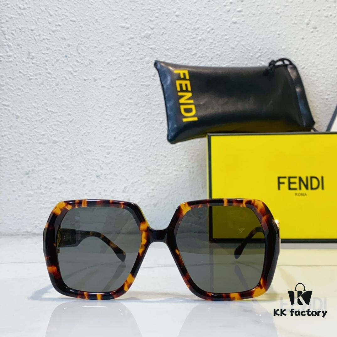 150 FENDI MODEL: FE40139I SIZE: 53□21-135 Sunglasses