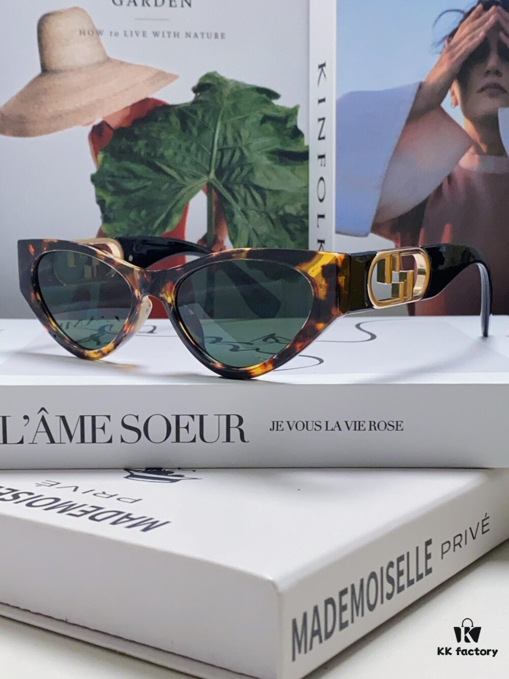 Fendi Cat-Eye Sunglasses for Women, Fashionable Metal Logo Designer Shades, High-End Stylish and Versatile Sun Glasses