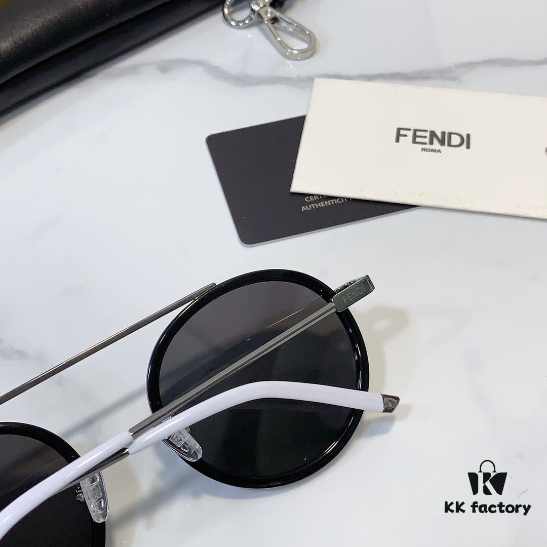 FENDI Latest Official Website Synchronized FF 0025 Aviator Sunglasses Unisex Model Showcasing Brand Characteristics Dual-Tone Electroplated Frame Radiating Design High-Quality Original Order Cabinet Channel Goods Premium Details Visible Upon Close Inspection Suitable for All Face Shapes