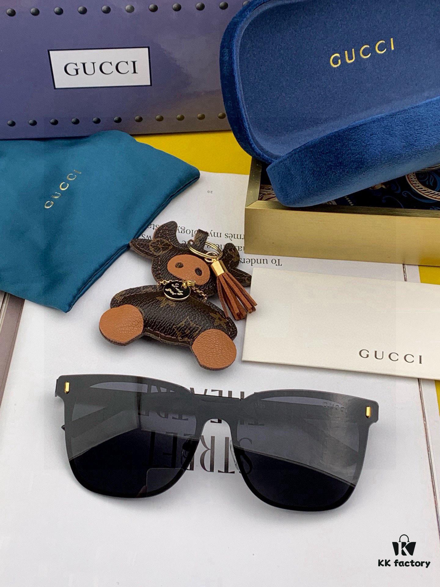 Gucci New Model One-Piece Driving Sunglasses, Must-Have Style for Travel, Worn by Numerous Celebrities, Unisex Aviator Sunglasses Model: G075