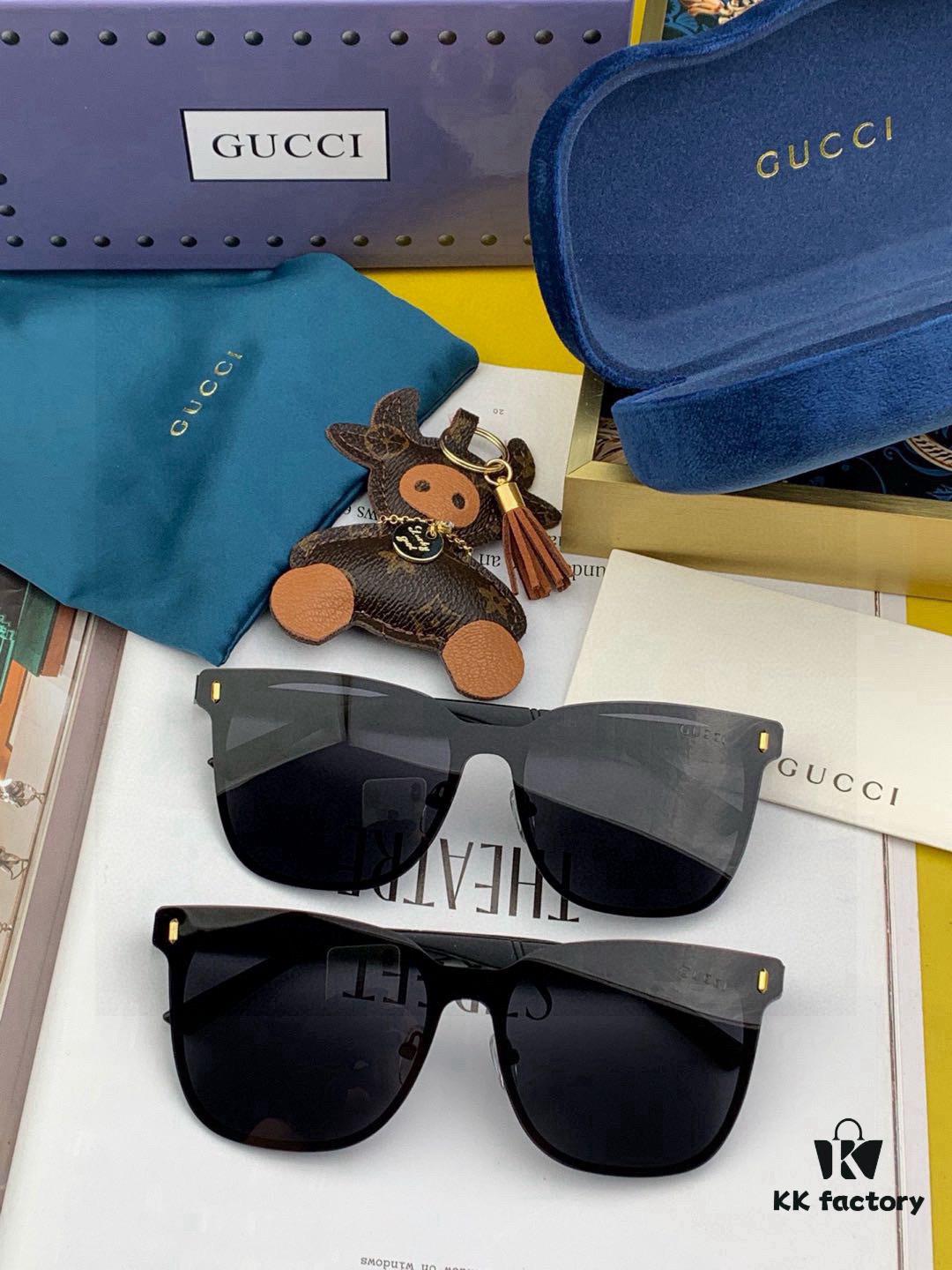 Gucci New Model One-Piece Driving Sunglasses, Must-Have Style for Travel, Worn by Numerous Celebrities, Unisex Aviator Sunglasses Model: G075
