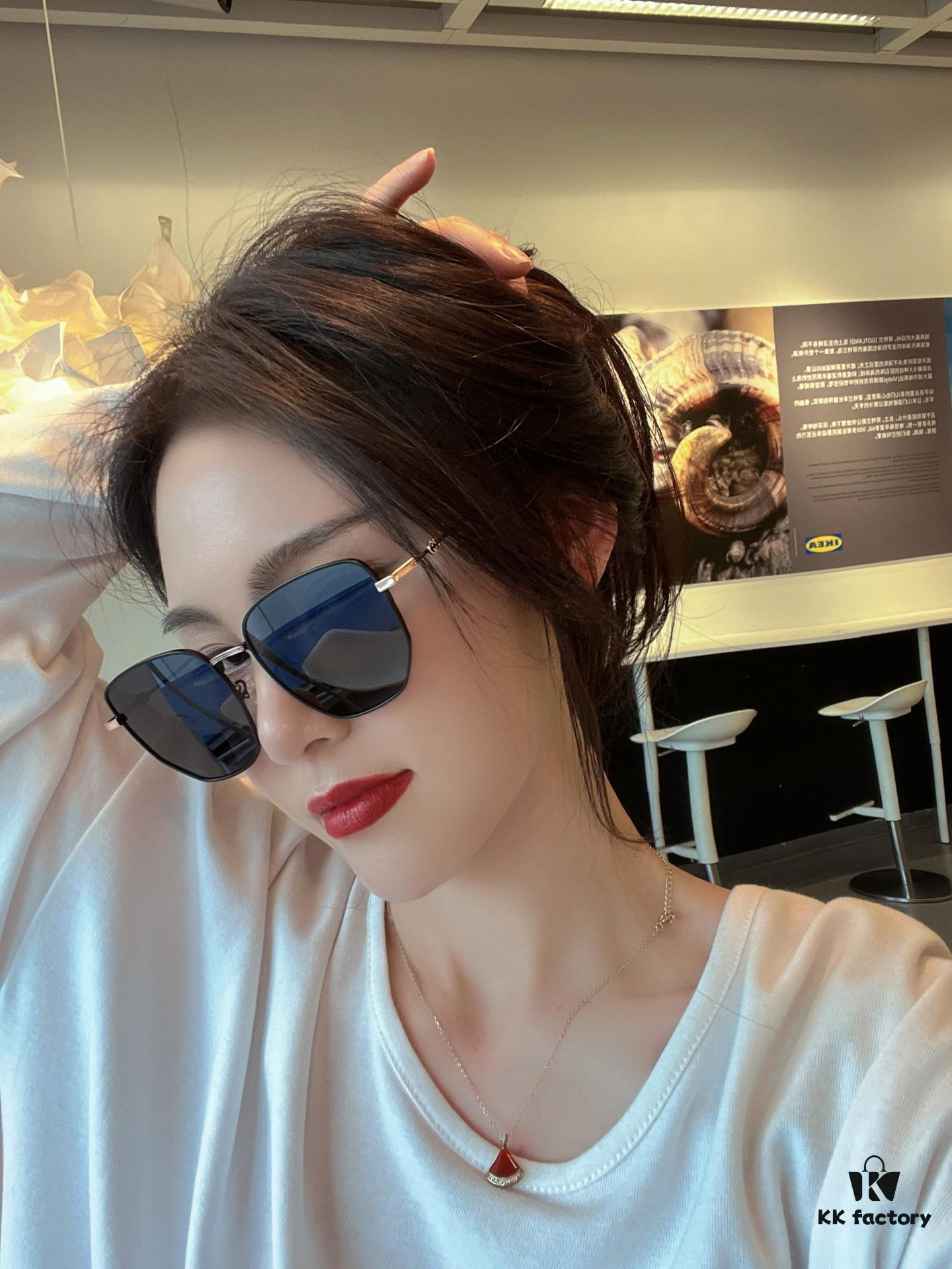 Gucci Classic Square Frame Sunglasses, Flattering on All Face Shapes, Polarized Nylon Lenses for UV Protection, Model: G2935