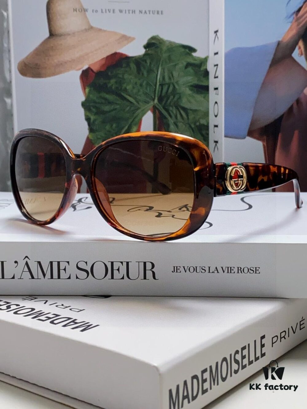 Gucci 2025 New Retro-Style Thick-Rimmed Sunglasses for Women, Fashionable and Stylish UV-Protective Sunglasses with Classic Red and White Braided Temples