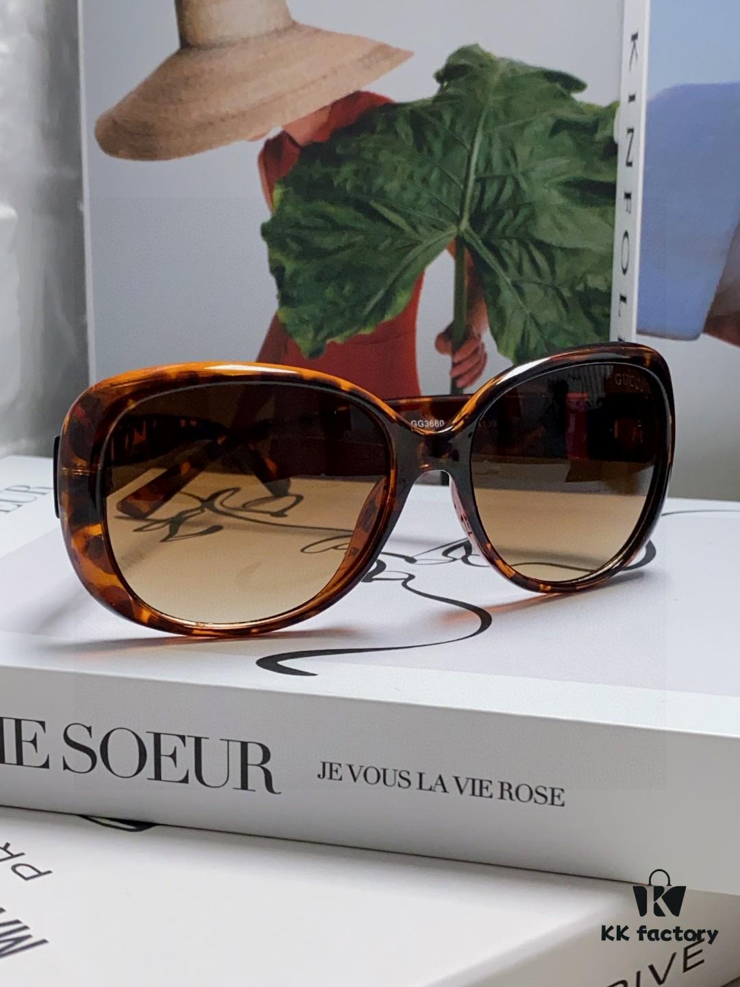 Gucci 2025 New Retro-Style Thick-Rimmed Sunglasses for Women, Fashionable and Stylish UV-Protective Sunglasses with Classic Red and White Braided Temples