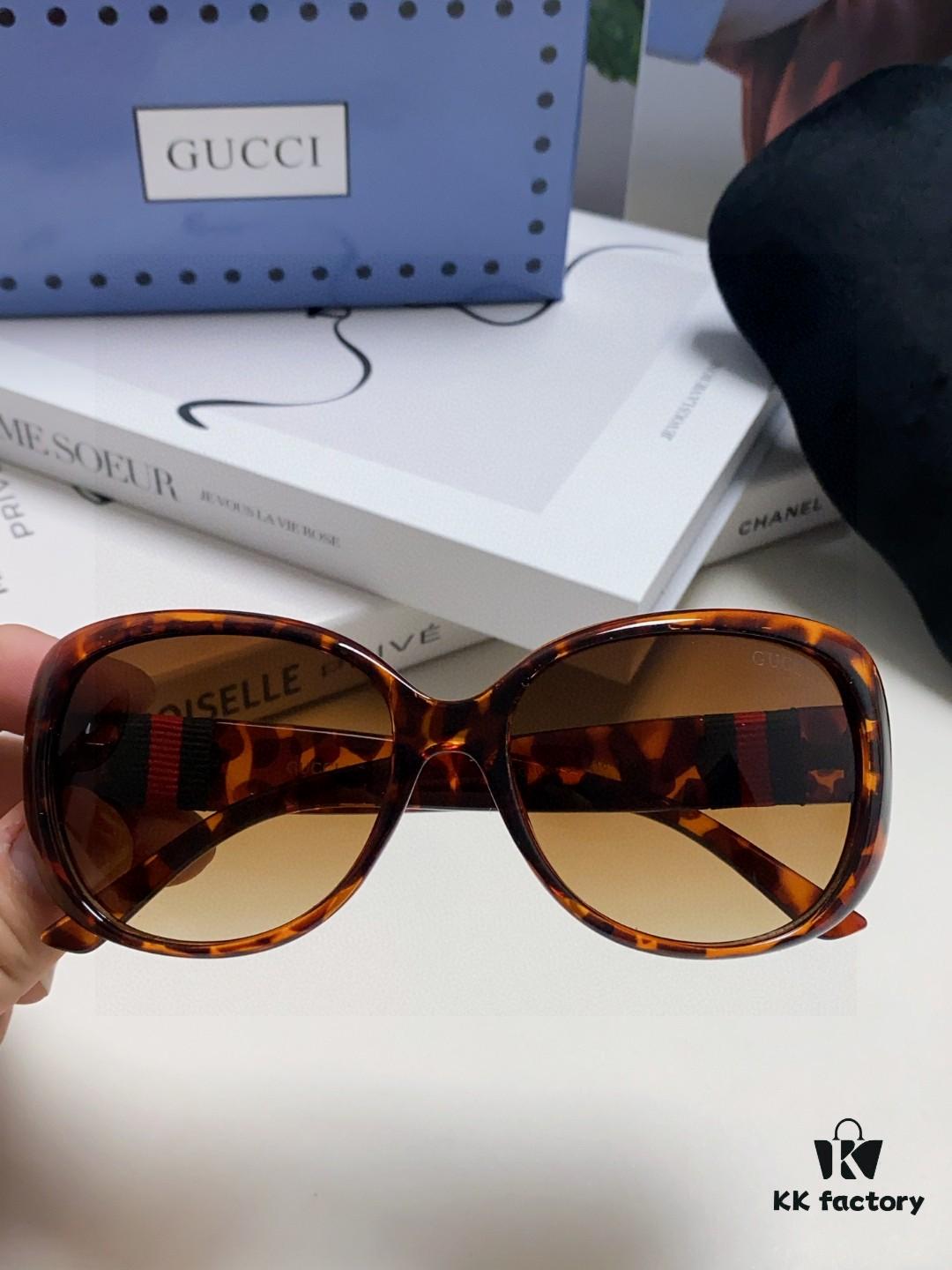 Gucci 2025 New Retro-Style Thick-Rimmed Sunglasses for Women, Fashionable and Stylish UV-Protective Sunglasses with Classic Red and White Braided Temples