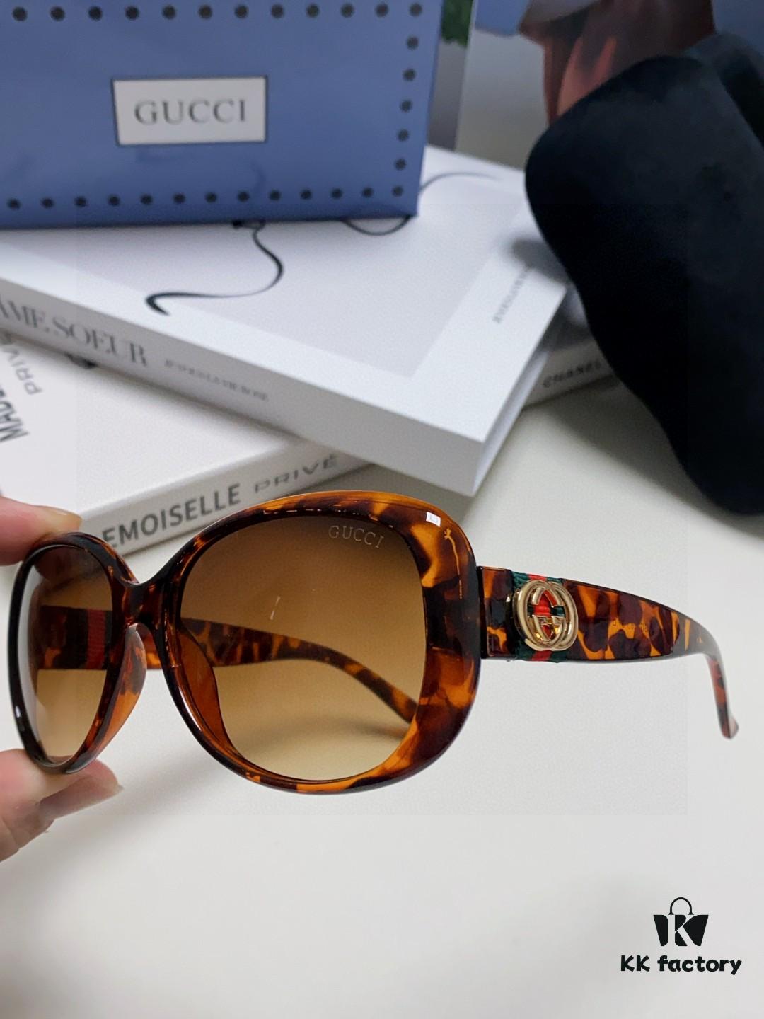 Gucci 2025 New Retro-Style Thick-Rimmed Sunglasses for Women, Fashionable and Stylish UV-Protective Sunglasses with Classic Red and White Braided Temples