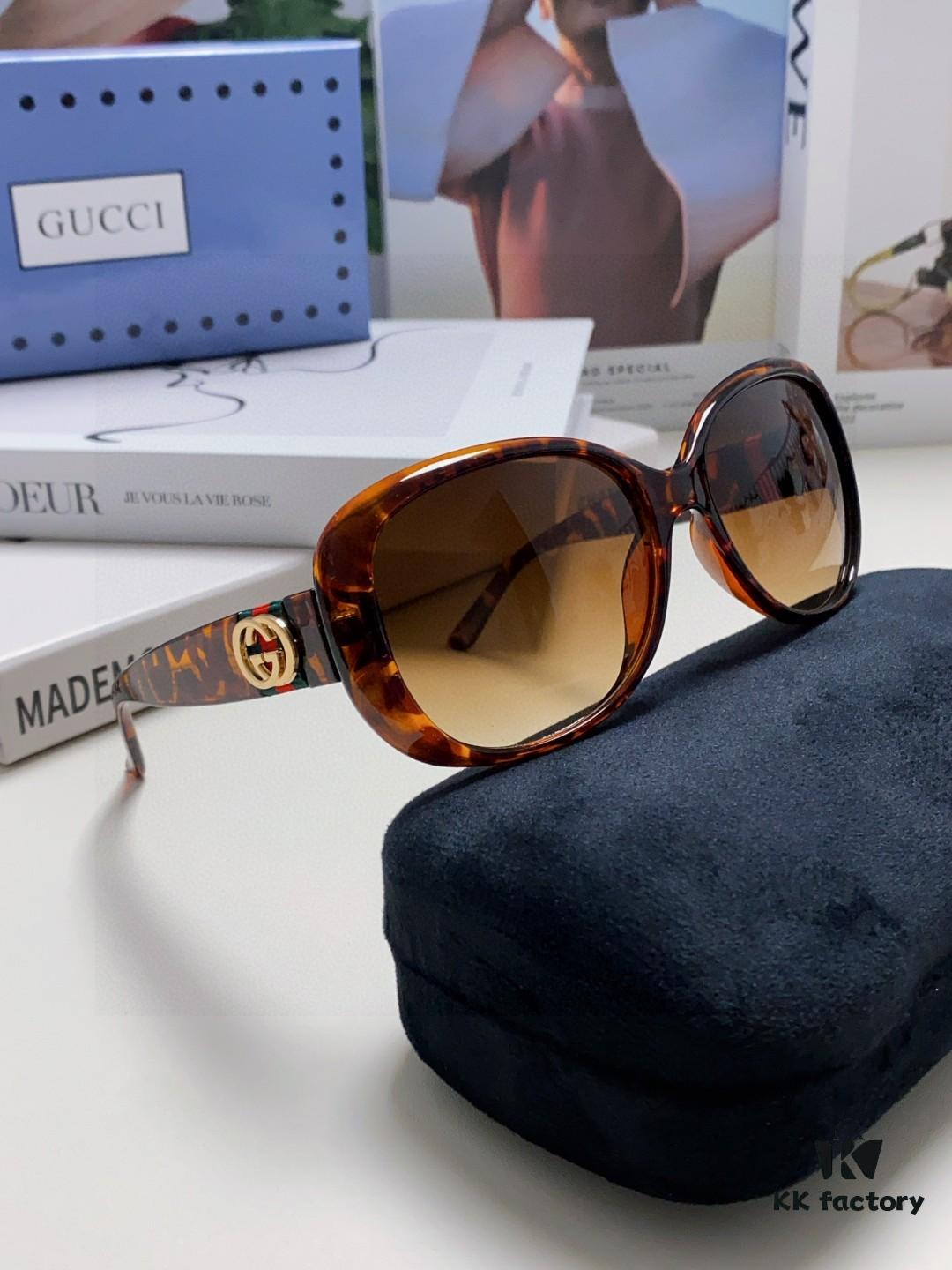 Gucci 2025 New Retro-Style Thick-Rimmed Sunglasses for Women, Fashionable and Stylish UV-Protective Sunglasses with Classic Red and White Braided Temples