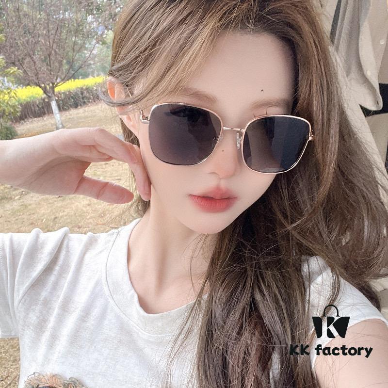 GUCCI 2025 Spring New Arrival Latest Rectangular Sunglasses, Favored by Influencers for Full Charm and Playful Elegance with Excellent Metal Finish