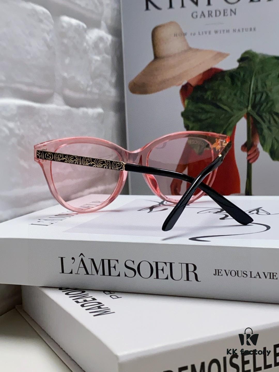 Gucci New Bee Style Sunglasses with Metal Hinges, UV Protection, Stylish and Face-Framing for Outdoor Fashion