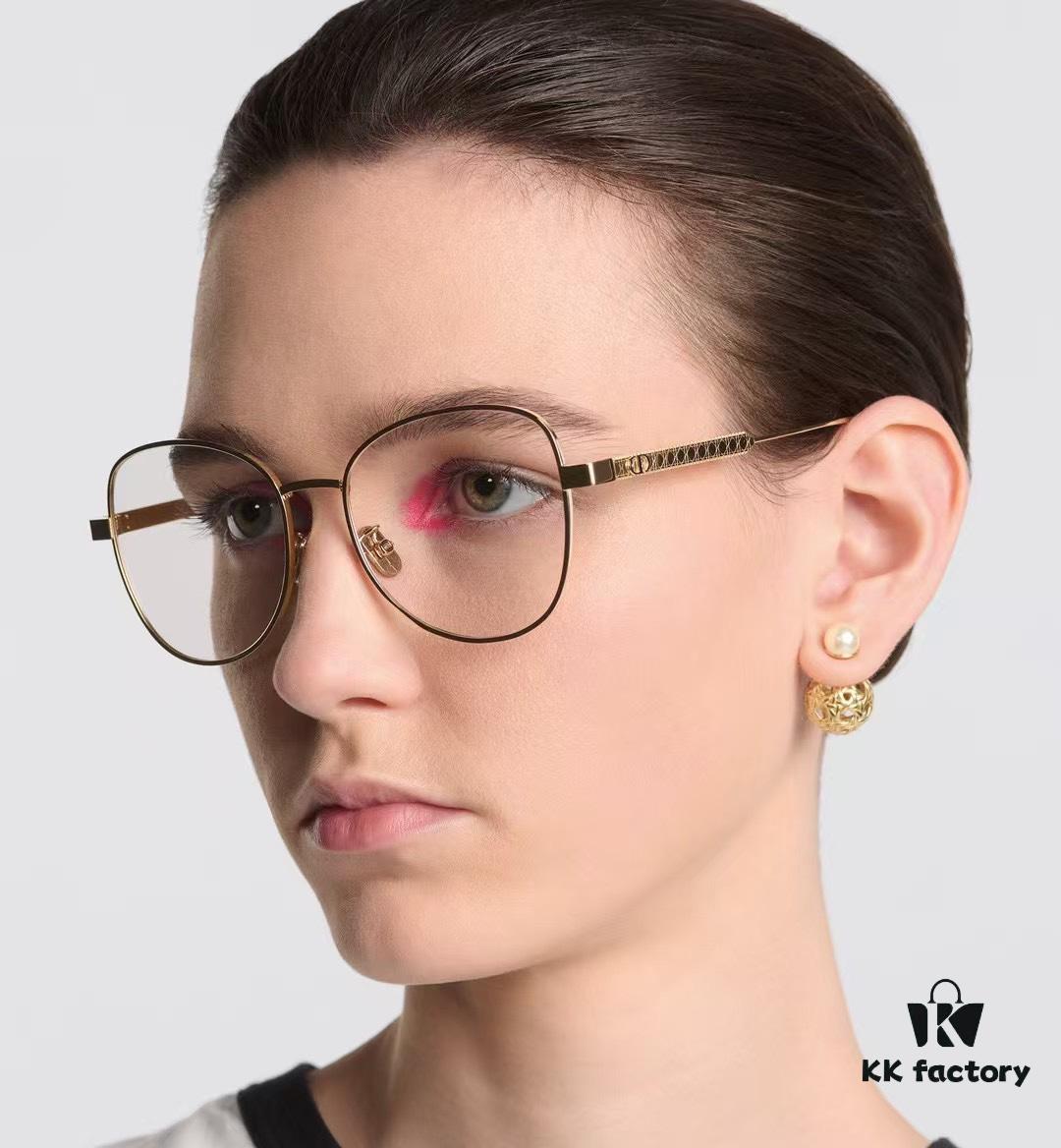 Versatile Frame with Subtle Gold Wire for Natural Look