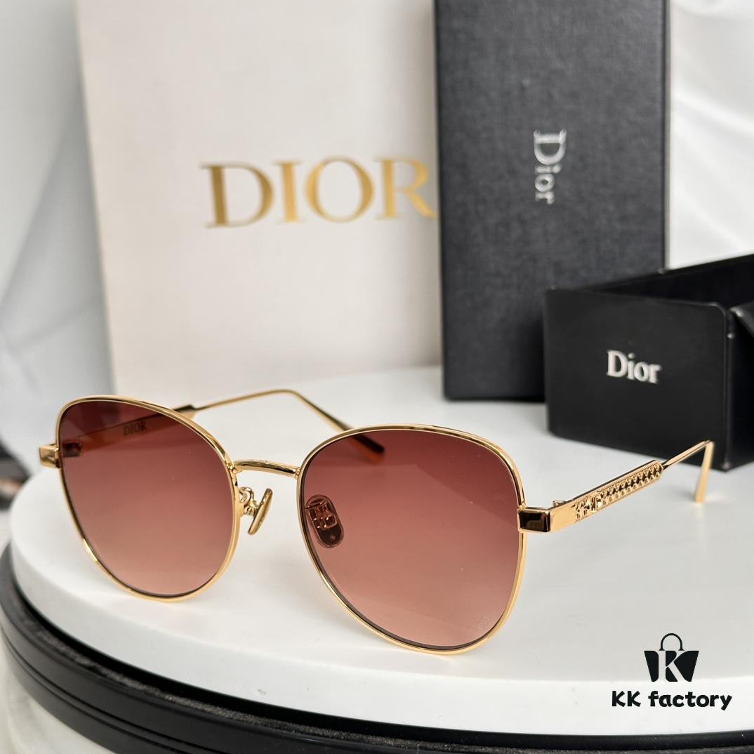 Versatile Frame with Subtle Gold Wire for Natural Look