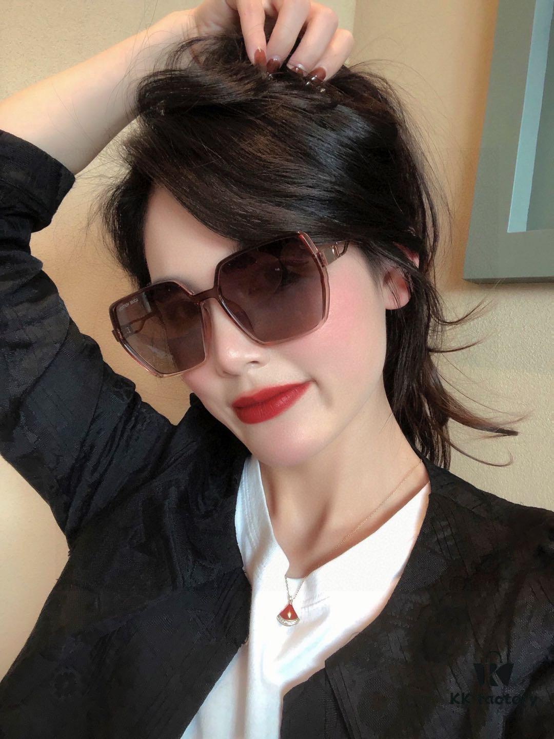 DIOR 2025 Spring New Arrival Trendy Fashion Square Polarized Sunglasses High-Quality Comfortable Wear Influencer Style Women's HD Polarized Sunglasses with Premium TR Frame Model: CD8359