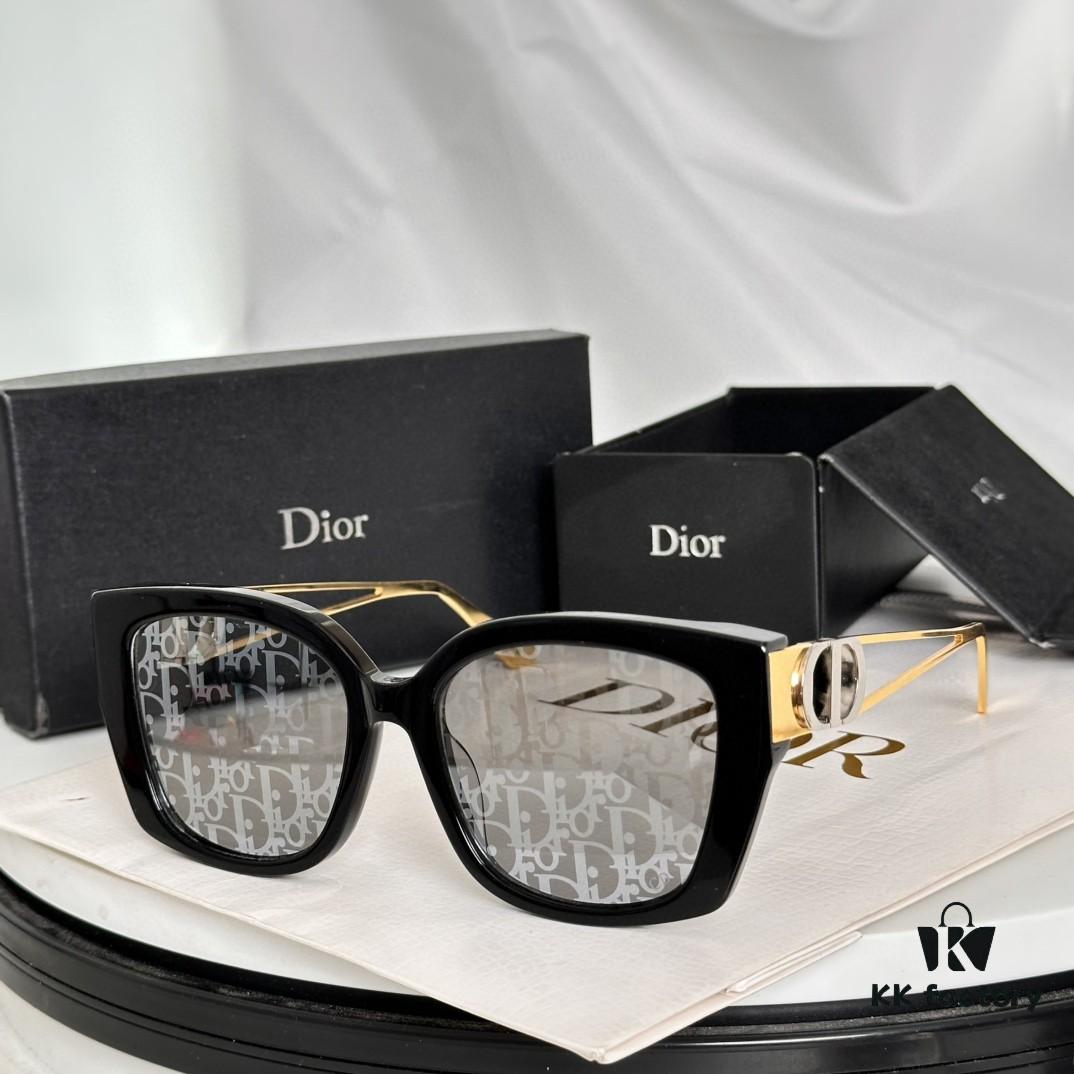 DIOR 30Montaigne S13F Square Sunglasses in Black Acetate with Gold-Tone Metal Temples and Gray Lenses