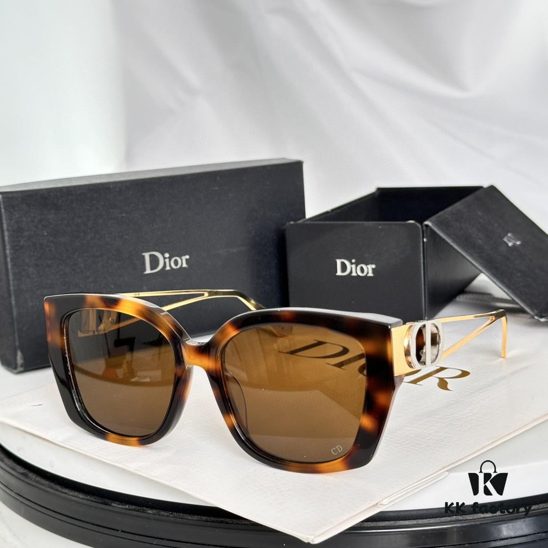 DIOR 30Montaigne S13F Square Sunglasses in Black Acetate with Gold-Tone Metal Temples and Gray Lenses