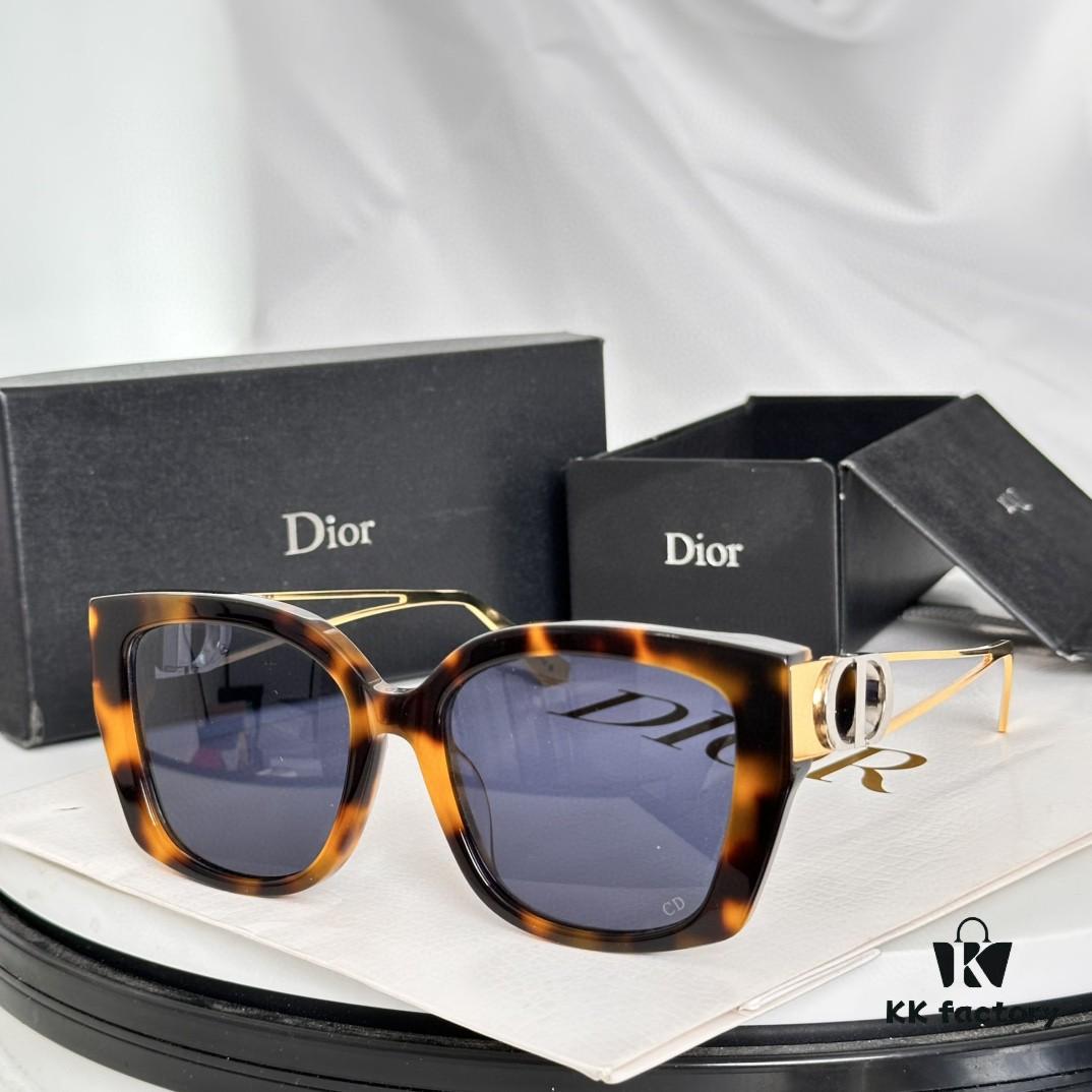 DIOR 30Montaigne S13F Square Sunglasses in Black Acetate with Gold-Tone Metal Temples and Gray Lenses