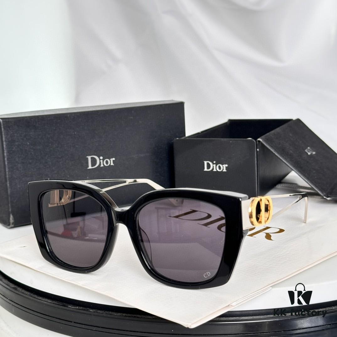 DIOR 30Montaigne S13F Square Sunglasses in Black Acetate with Gold-Tone Metal Temples and Gray Lenses