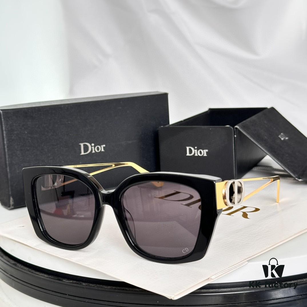 DIOR 30Montaigne S13F Square Sunglasses in Black Acetate with Gold-Tone Metal Temples and Gray Lenses