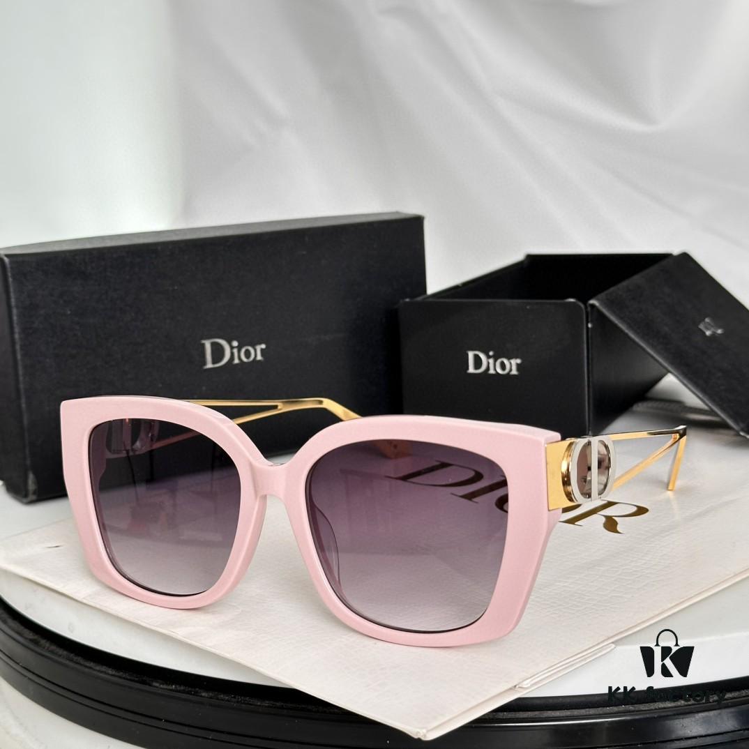 DIOR 30Montaigne S13F Square Sunglasses in Black Acetate with Gold-Tone Metal Temples and Gray Lenses