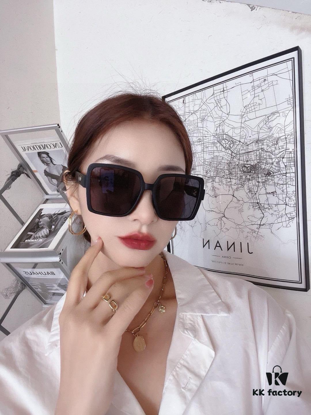 DIOR 2025 Spring New Arrival Square Sunglasses, Favored by Influencers for Their Stunning Look – Playful, Sweet, and Enhanced Facial Fit with Premium Metal Finish