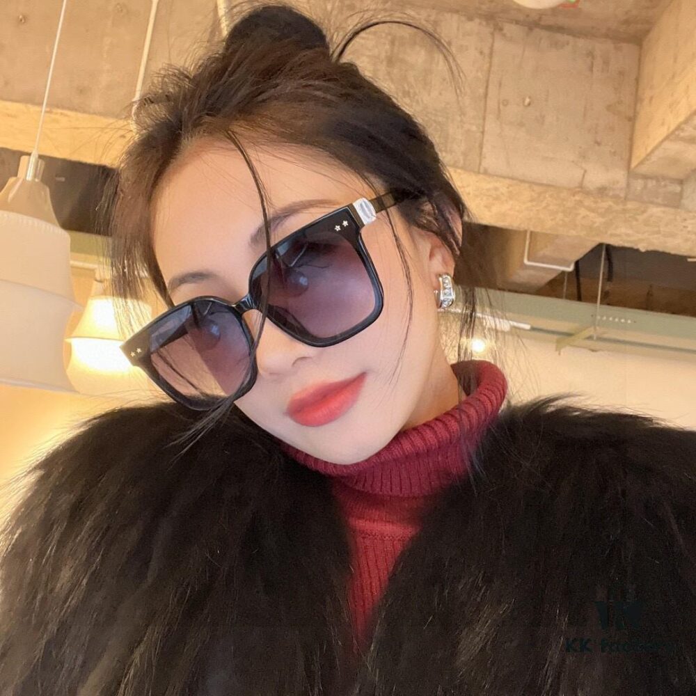 DIOR 2024 Square Frame D Asymmetric Letter Design Fully Paved with Small Diamonds 💎 Classic Timeless Square Shape with Star Accents Trending Fashion Sunglasses