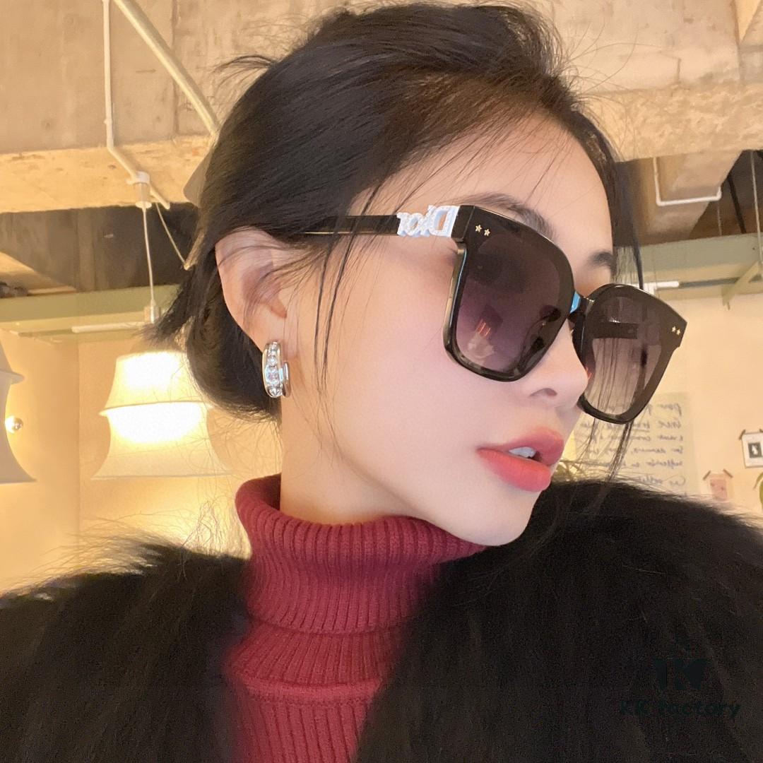 DIOR 2024 Square Frame D Asymmetric Letter Design Fully Paved with Small Diamonds 💎 Classic Timeless Square Shape with Star Accents Trending Fashion Sunglasses